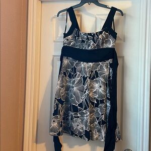 Dress Barn size 10 - beautiful black and white floral pattern with attached tie.